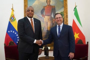 Venezuela y Surinam eval&uacute;an cooperaci&oacute;n en &aacute;reas de turismo, pesca, transporte y energ&iacute;a