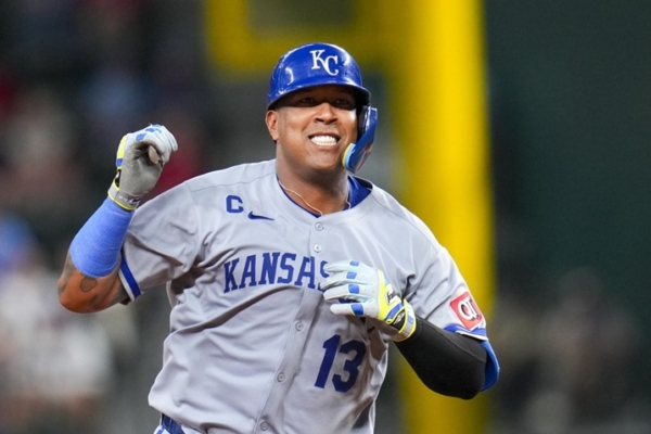 Salvador P&eacute;rez a la caza de Iv&aacute;n &ldquo;Pudge&rdquo; Rodr&iacute;guez