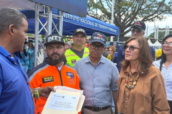 Min. Jacqueline Far&iacute;a: Se debe equipar las tiendas Fontur con ofertas y con apoyo de la Banca venezolana