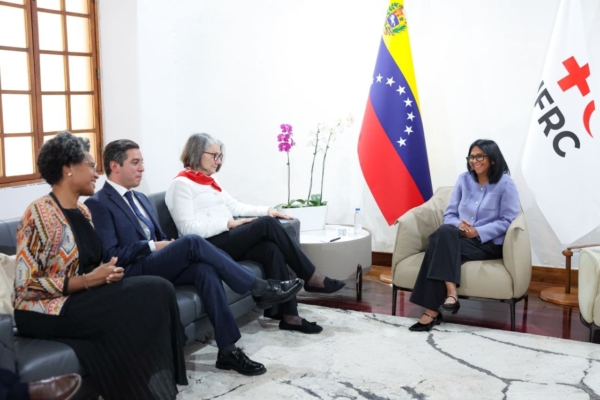 Delcy Rodr&iacute;guez acuerda reforzar cooperaci&oacute;n humanitaria con autoridades de la Cruz Roja internacional