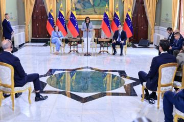 Venezuela firma con Shell acuerdos para explotar el campo gas&iacute;fero Loran y &aacute;reas petroleras