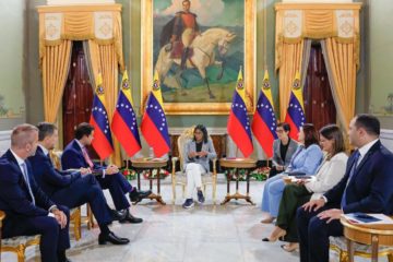 Delcy Rodr&iacute;guez se re&uacute;ne con representantes de Trafigura: abordaron temas de desarrollo estrat&eacute;gico