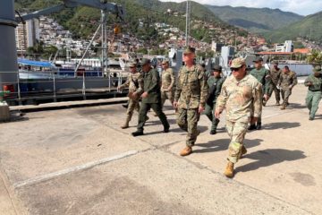 Marines de EE.UU. reparan el puerto de La Guaira tras doble terremoto