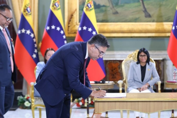 Delcy Rodr&iacute;guez: Acuerdos con Shell son los primeros basados en la nueva Ley de Hidrocarburos