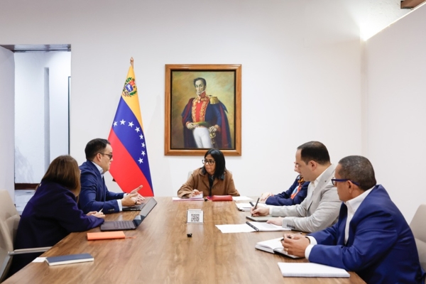 Delcy Rodr&iacute;guez se reuni&oacute; con el equipo econ&oacute;mico: Analizaron la pr&oacute;xima suscripci&oacute;n de acuerdos estrat&eacute;gicos