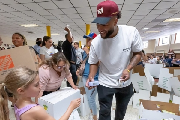 Unidos por Venezuela: Jackson Chourio y William Contreras recibieron en Milwaukee donaciones para damnificados