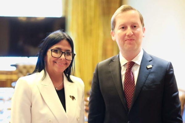 Delcy Rodr&iacute;guez revisa agenda bilateral con Embajador de EE.UU. en India