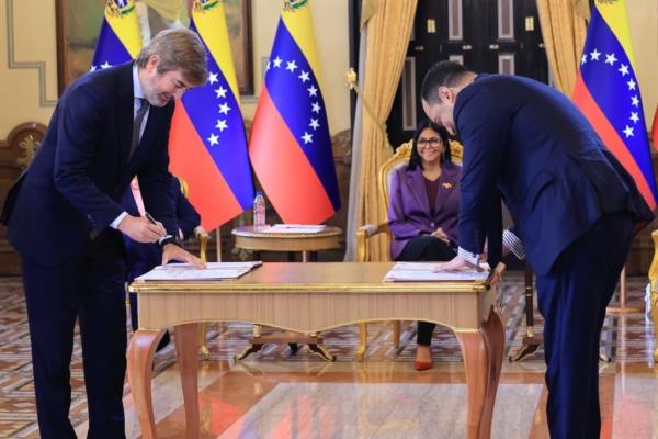Pdvsa y Repsol firman memorando de entendimiento: estiman sumar 20.000 barriles de crudo liviano en Petroquiriquire