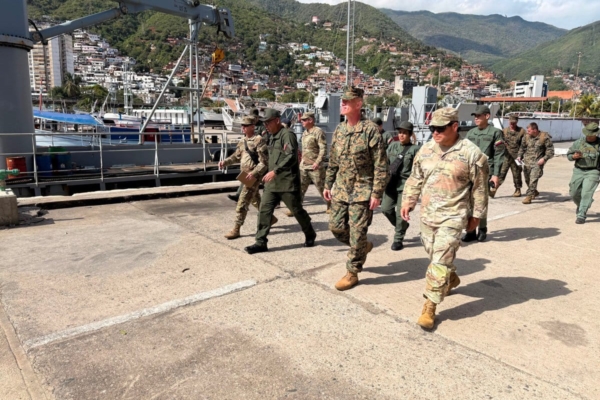 Marines de EE.UU. reparan el puerto de La Guaira tras doble terremoto
