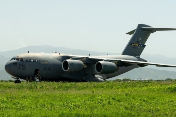 EE.UU. env&iacute;a a Venezuela aeronaves militares, buques navales y ayuda de la Fuerza Espacial