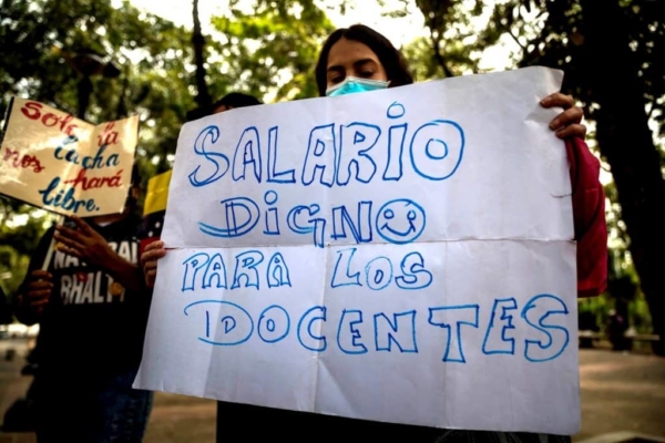 Profesores del pa&iacute;s se suman a protesta y exigen soluciones salariales concretas