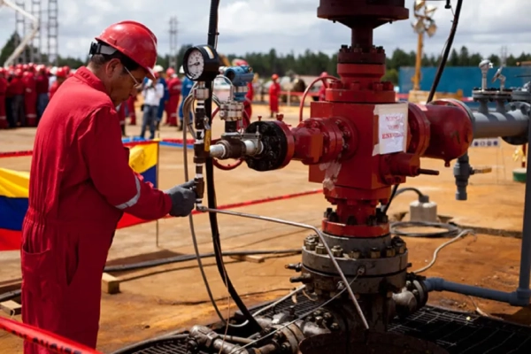 Participar en una compa&ntilde;&iacute;a que explota campos venezolanos no otorga propiedad del petr&oacute;leo a EE.UU., afirma experto