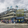 Comerciantes en La Guaira reabren entre la tragedia del terremoto para salvar sus negocios