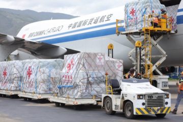 Llega a Venezuela el primer lote de ayuda humanitaria china tras los terremotos