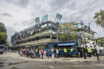 Comerciantes en La Guaira reabren entre la tragedia del terremoto para salvar sus negocios