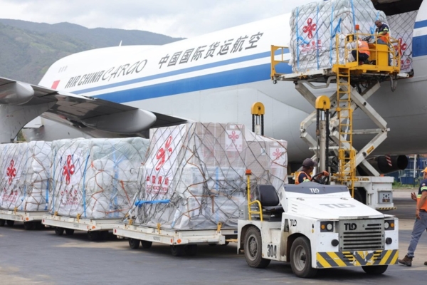 Llega a Venezuela el primer lote de ayuda humanitaria china tras los terremotos