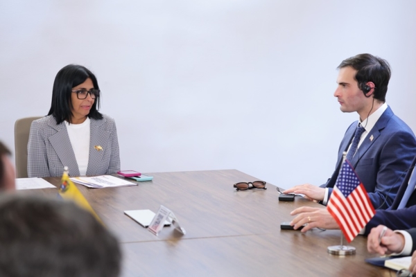Delcy Rodr&iacute;guez se reuni&oacute; con delegaci&oacute;n de EEUU: Hablaron sobre el balance de los sismos y la cooperaci&oacute;n energ&eacute;tica