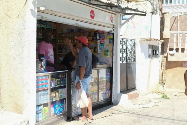 Comercios de bienes b&aacute;sicos en La Guaira mantienen operaciones tras los terremotos