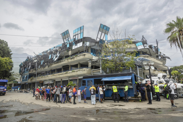 Comerciantes en La Guaira reabren entre la tragedia del terremoto para salvar sus negocios