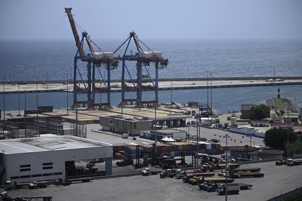 Reactivan recepci&oacute;n y salida de cargas en Puerto La Guaira