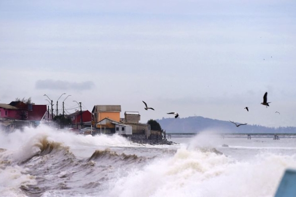 Temporal de intensas lluvias deja a 100.000 personas damnificadas en Chile