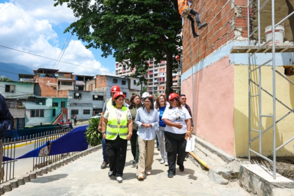 Venezuela ha inspeccionado m&aacute;s de 30.000 edificios despu&eacute;s del doble terremoto