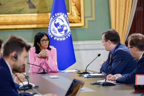 Delcy Rodr&iacute;guez conversa con representantes del FMI sobre uso de reservas internacionales para financiar planes de reconstrucci&oacute;n
