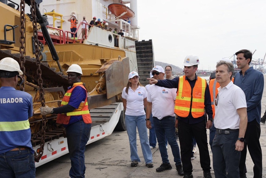EEUU entrega a Venezuela 20 máquinas pesadas para remover escombros tras los sismos