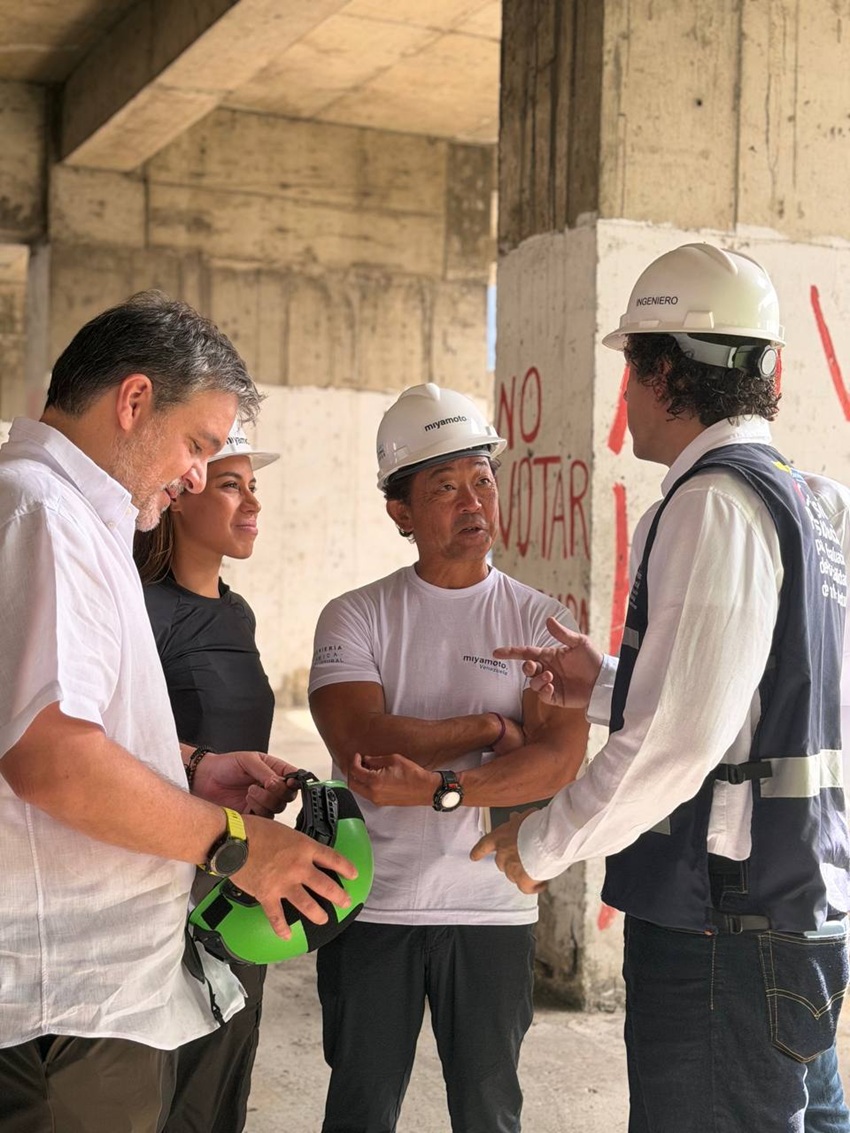 Ministro Francisco Garcés y Kit Miyamoto inspeccionaron la Torre de David en Caracas