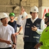 Ministro Francisco Garc&eacute;s y Kit Miyamoto inspeccionaron la Torre de David en Caracas