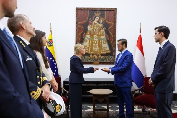Canciller de Venezuela recibe las copias de estilo de la nueva embajadora de los Pa&iacute;ses Bajos