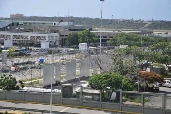 Avanza instalaci&oacute;n de carpas met&aacute;licas como terminales temporales en Aeropuerto de Maiquet&iacute;a