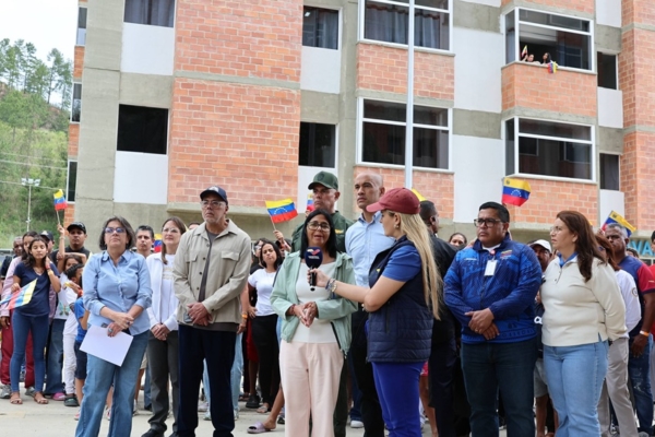 Gobierno de Venezuela entrega m&aacute;s de 80 nuevas viviendas a afectados del terremoto