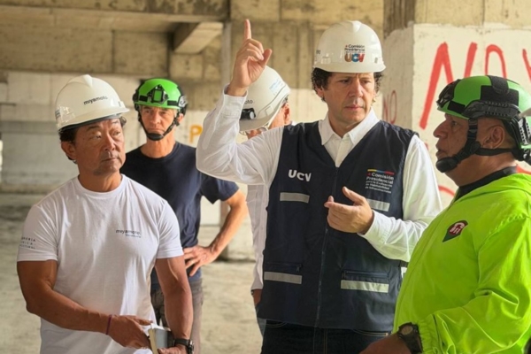 Ministro Francisco Garc&eacute;s y Kit Miyamoto inspeccionaron la Torre de David en Caracas