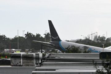 Avi&oacute;n de Amazon choc&oacute; contra varios veh&iacute;culos al aterrizar en Aeropuerto de Miami