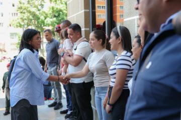 El Gobierno de Venezuela ha entregado 528 viviendas a afectados del doble terremoto