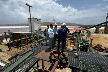 Eval&uacute;an planes de reinversi&oacute;n de capital en salinera y camaronera de Sucre