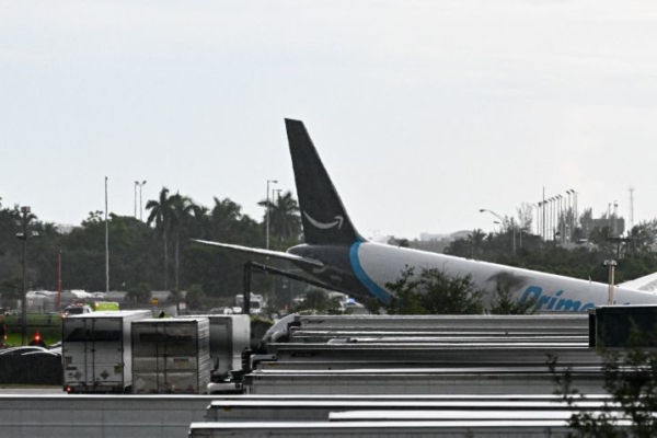 Avi&oacute;n de Amazon choc&oacute; contra varios veh&iacute;culos al aterrizar en Aeropuerto de Miami