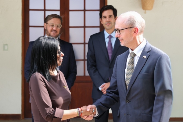 Delcy Rodr&iacute;guez se reuni&oacute; Colin Dick: &laquo;Venezuela y Reino Unido abren un nuevo cap&iacute;tulo en sus relaciones bilaterales&raquo;