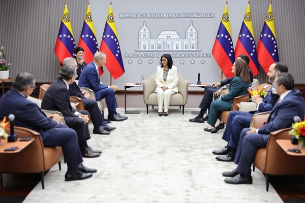 Venezuela firma acuerdos energ&eacute;ticos con Chevron y ENI: &laquo;Espero que estos convenios sean de mutuo beneficio&raquo;