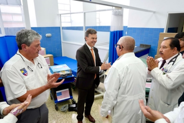 Project CURE don&oacute; equipos e insumos m&eacute;dicos al Hospital Vargas de Caracas (+detalles)