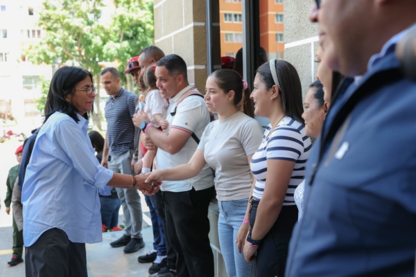 El Gobierno de Venezuela ha entregado 528 viviendas a afectados del doble terremoto
