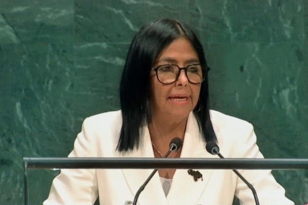 Delcy Rodr&iacute;guez garantiza en la ONU elecciones con participaci&oacute;n de todas las fuerzas pol&iacute;ticas