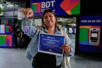 BDT entrega primeros cr&eacute;ditos del Plan Venezuela Renace a familias afectadas por el terremoto