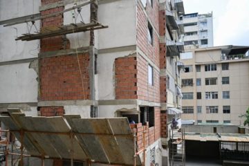 #Cr&oacute;nica: Una clase media empobrecida no puede enfrentar la devastaci&oacute;n por los terremotos
