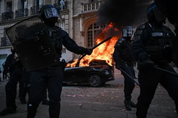 Explosi&oacute;n social sacude a Francia con protestas masivas, saqueos y destrozos en edificios p&uacute;blicos