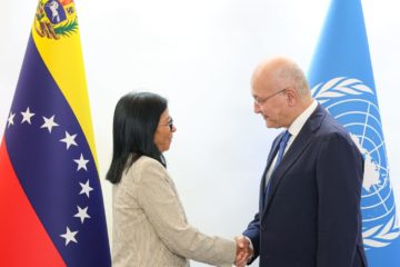 Alto comisionado de ACNUR se re&uacute;ne con Delcy Rodr&iacute;guez para cooperaci&oacute;n