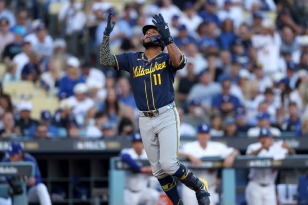 Jackson Chourio marca la pauta en postemporada de la MLB