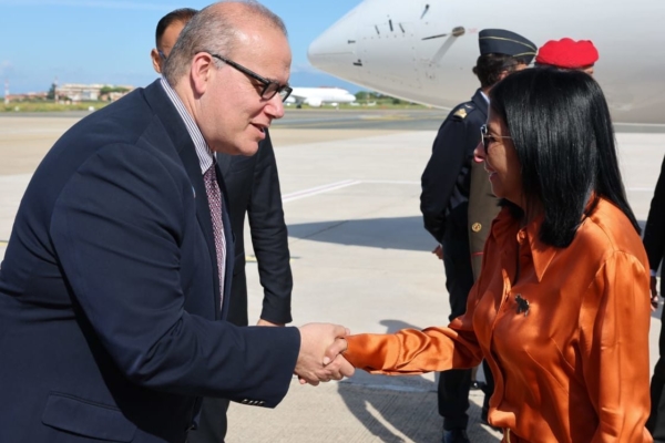 Delcy Rodr&iacute;guez llega a Italia: Desarrollar&aacute; agenda de seguridad alimentaria en el Foro Mundial de la FAO