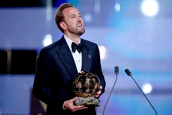 Harry Kane se corona con el Bal&oacute;n de Oro: &laquo;Es un honor recibir este premio aqu&iacute; en Londres&raquo;